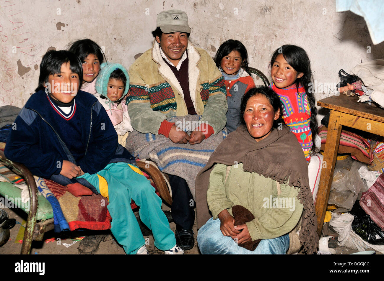 Familie in Pampa Blanca Dorf, Munizip Charazani, Departamento La Paz, Bolivien, Südamerika Stockfoto