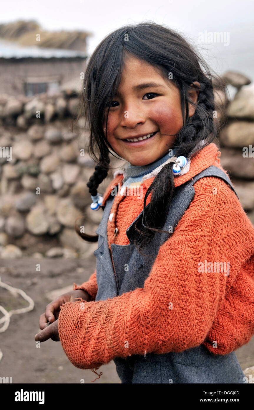 Mädchen im Pampa Blanca Dorf, Munizip Charazani, Departamento La Paz, Bolivien, Südamerika Stockfoto
