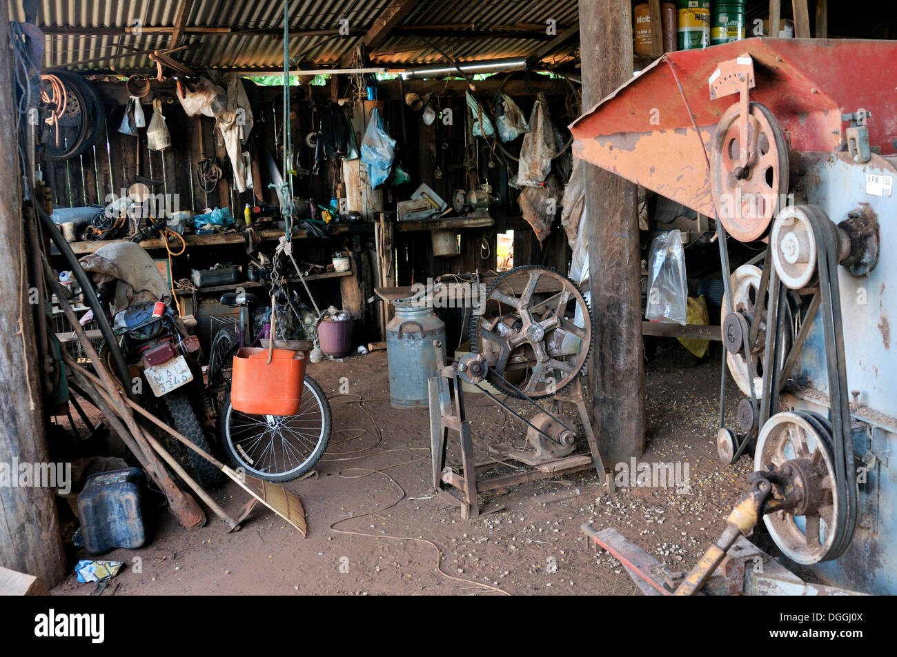Werkstatt und Ersatzteile lagern auf einem Bauernhof, Mato Grosso, Brasilien, Südamerika Stockfoto