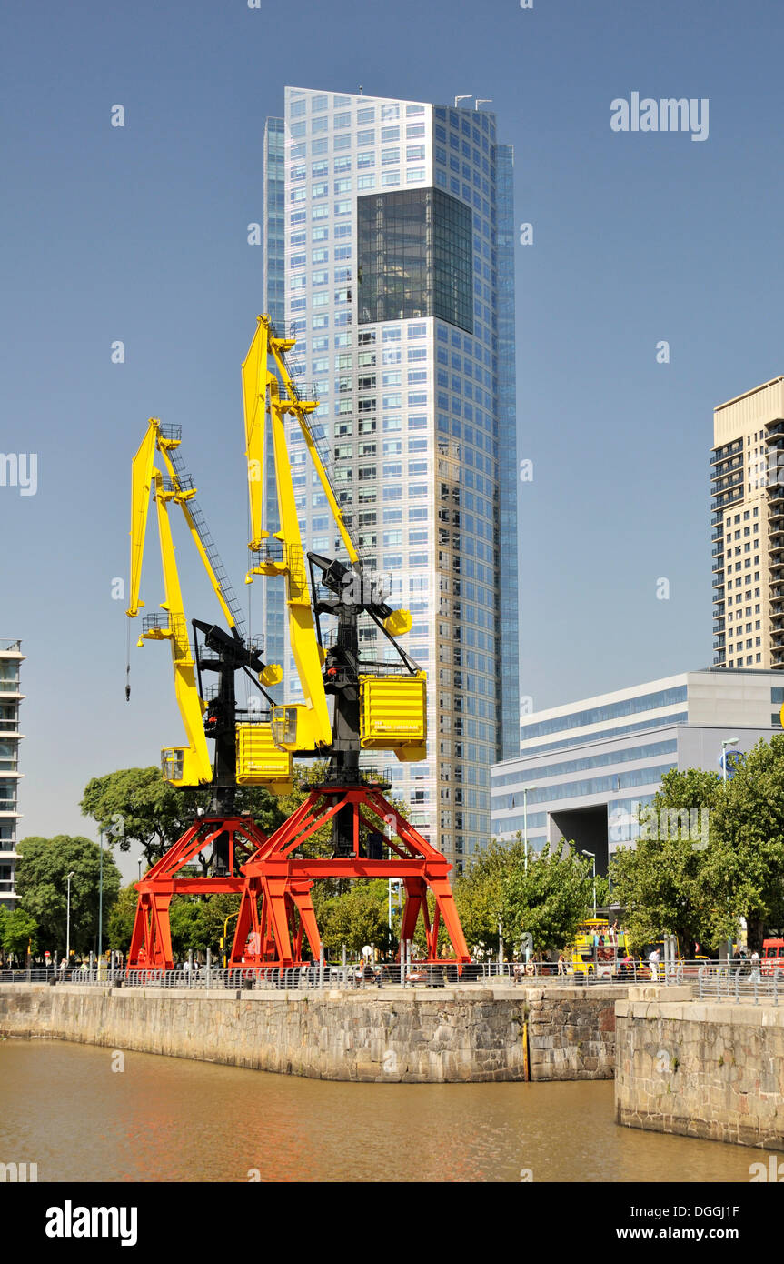Modernen Bürotürmen hinter dem alten Puerto Madero-Hafen Puerto Madero Bezirk, Buenos Aires, Argentinien, Südamerika Stockfoto