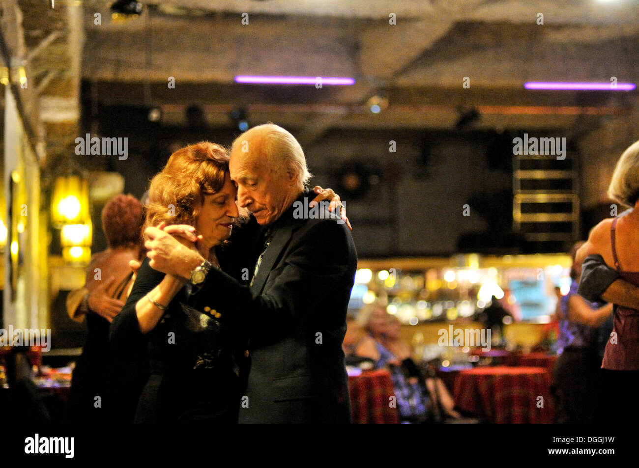 Reifen Sie paar tanzen bei einer Veranstaltung Tango Milonga in der Bar Viejo Correo, Buenos Aires, Argentinien, Südamerika Stockfoto