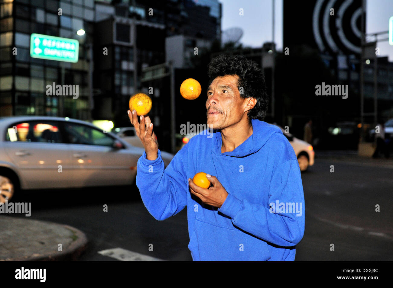 Armer Mann Jonglieren mit Orangen an einer Kreuzung, Ciudad de Mexico, Mexiko, Mittelamerika Stockfoto