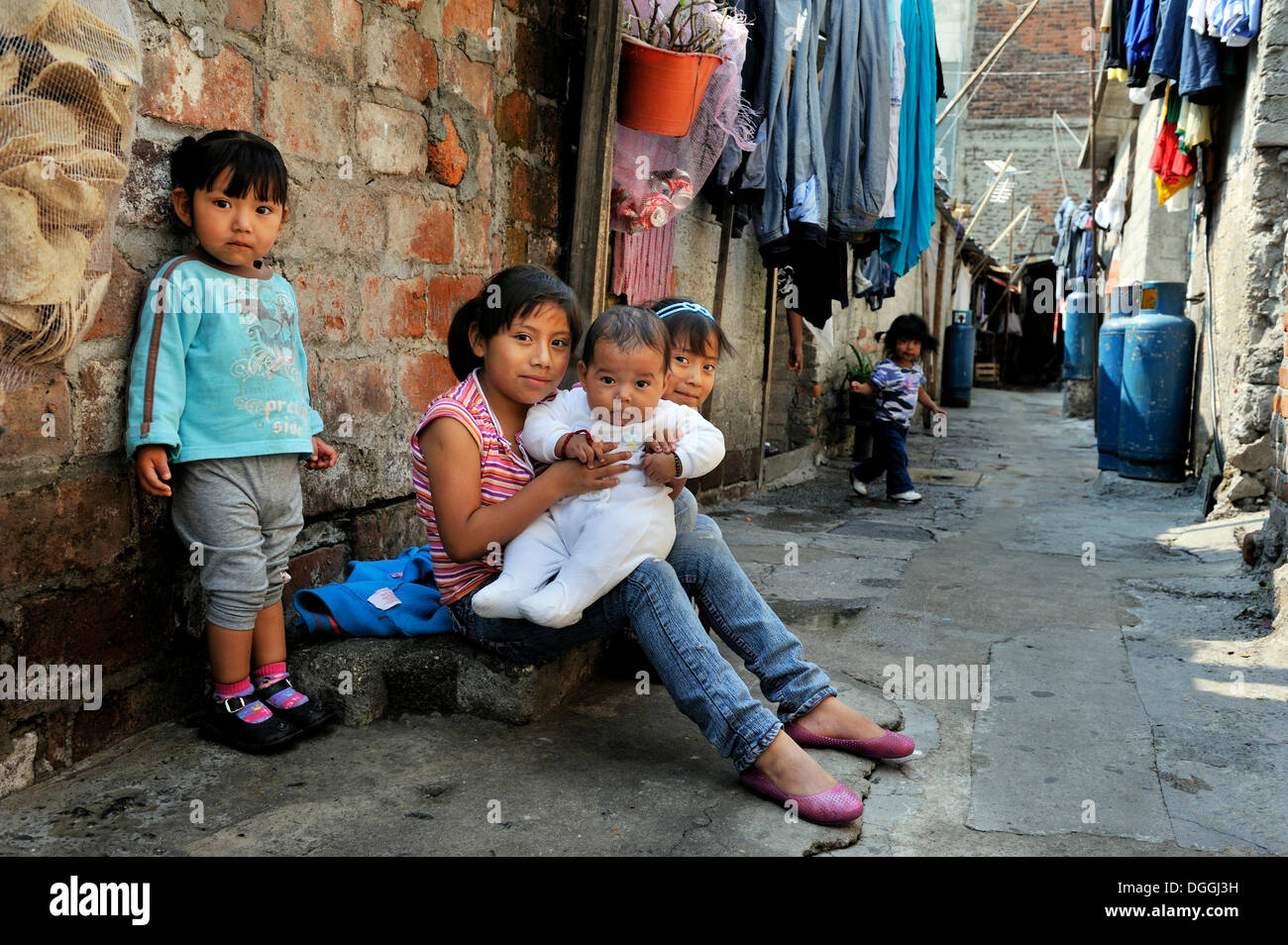 Kinder von einer indigenen Gemeinschaft in einem Slum in Mexiko-Stadt, Ciudad de Mexico, Mexiko, Mittelamerika Stockfoto