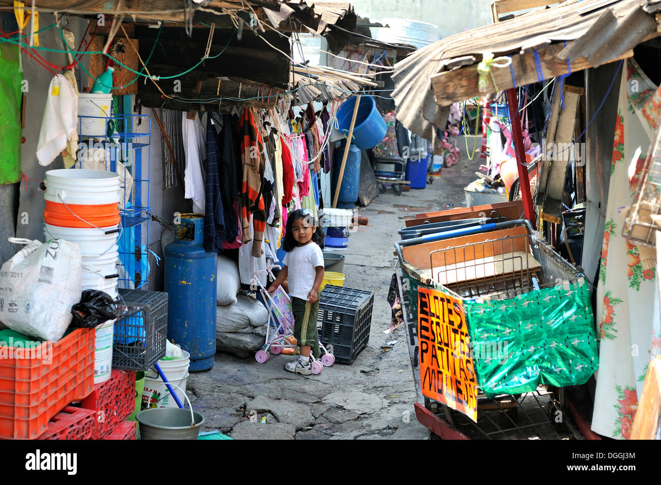 Mädchen inmitten des Chaos ein Slum, der von einer indigenen Gemeinschaft in Mexiko-Stadt, Ciudad de México, Mexiko bewohnt wird Stockfoto