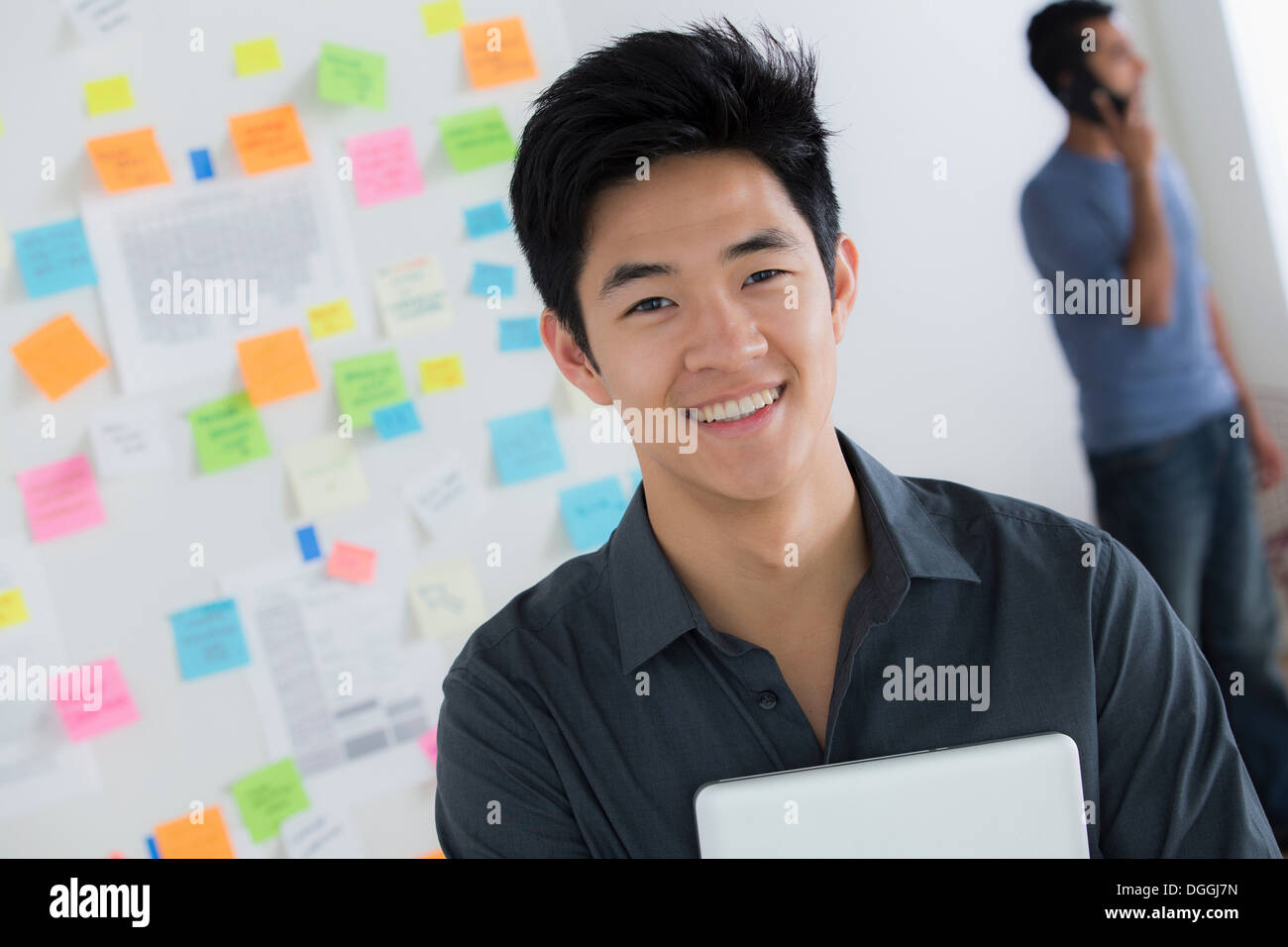 Männlicher Büroangestellter holding digital-Tablette Stockfoto