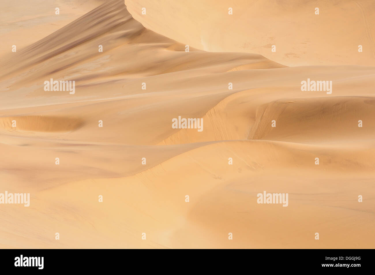 Muster in den Sand der Namib-Wüste, an der Düne 7, Walvisbaai, Namibia Stockfoto