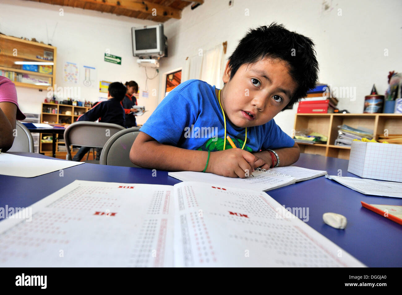 Junge seine Mathe-Hausaufgaben in einem Nachmittag Gruppe, Puebla, Mexiko, Mittelamerika Stockfoto