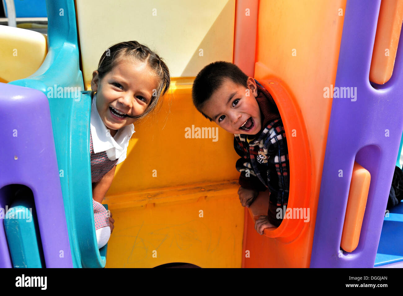 Glückliche Kinder in der Spielplatz, Queretaro, Mexiko, Nordamerika, Lateinamerika Stockfoto