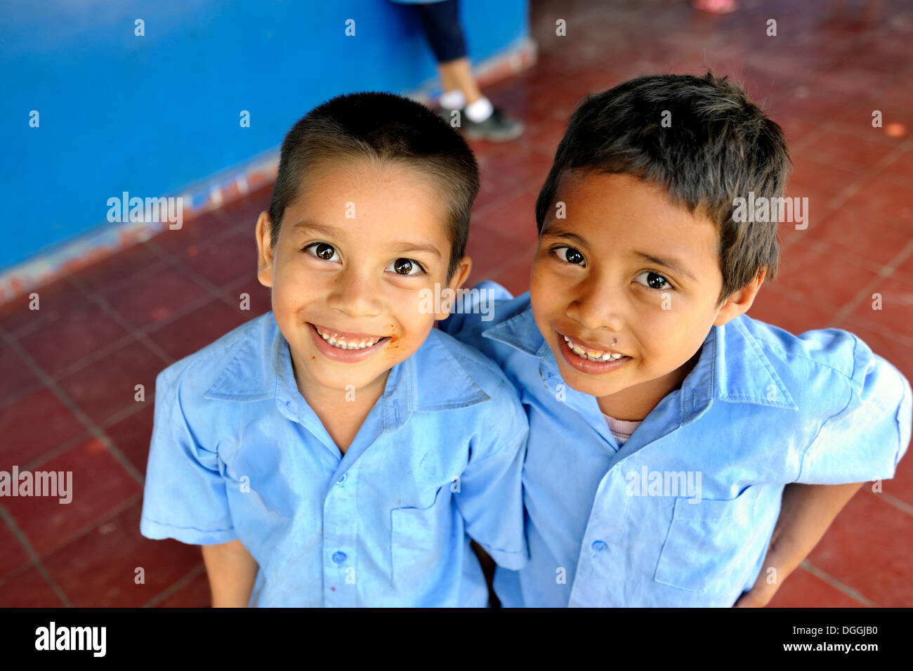 Zwei Jungs in Schuluniformen, Schule in Las Mesitas, Bajo Lempa, El Salvador, Mittelamerika, Lateinamerika Stockfoto