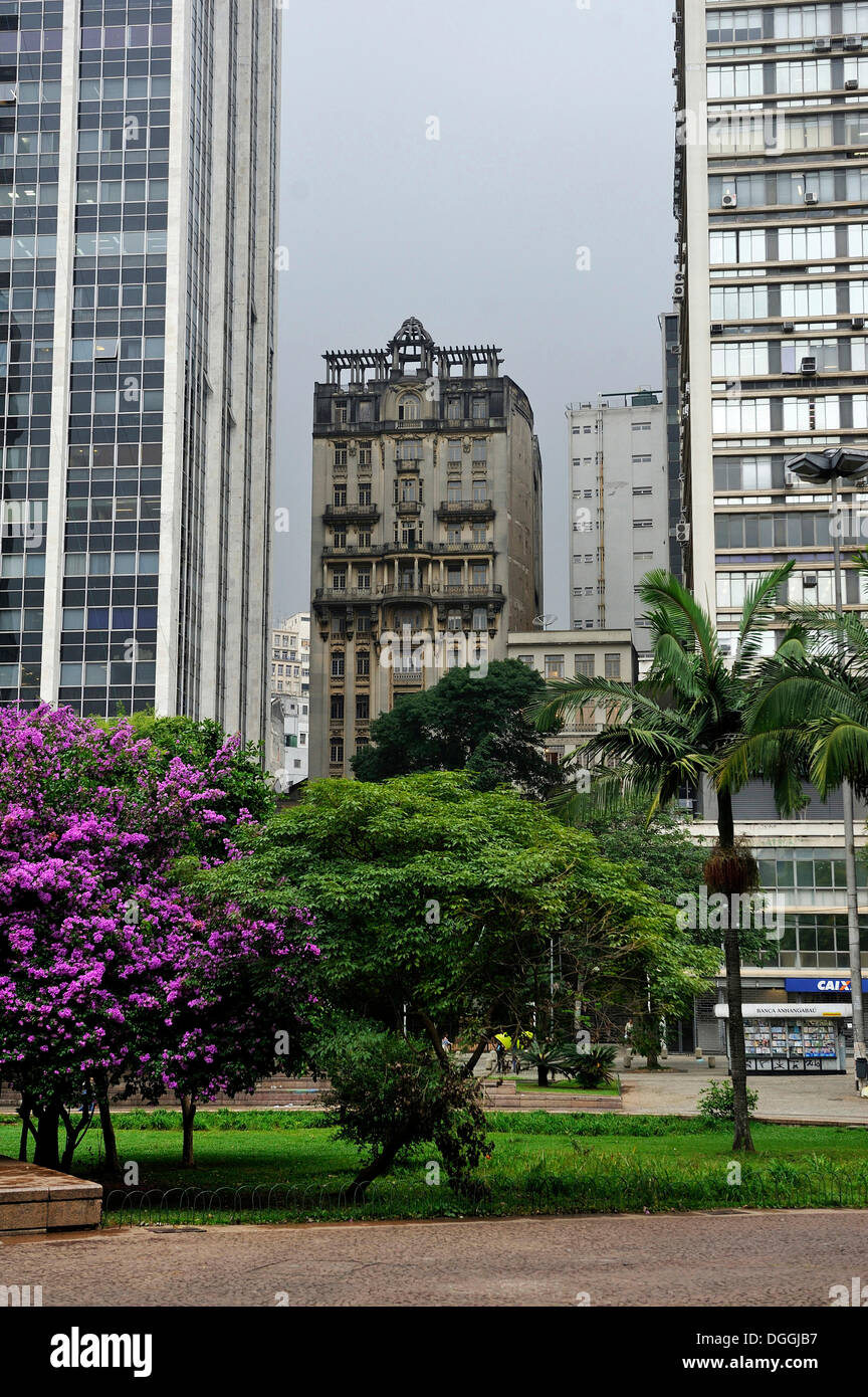 Historischen Hochhaus, c. 1920, eingeklemmt zwischen zwei moderne Wolkenkratzer in der Innenstadt von Sao Paulo, Brasilien Stockfoto