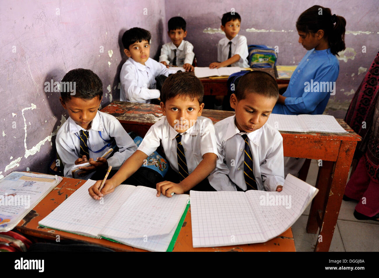Jungen in einer Schule der christlichen Gemeinde in Lahore, Punjab, Pakistan, Asien Stockfoto