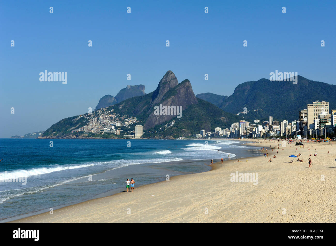 Blick über den Strand von Ipanema in Richtung Morro Dois Irmãos oder zwei Brüder Berg, Rio De Janeiro, Brasilien, Südamerika Stockfoto