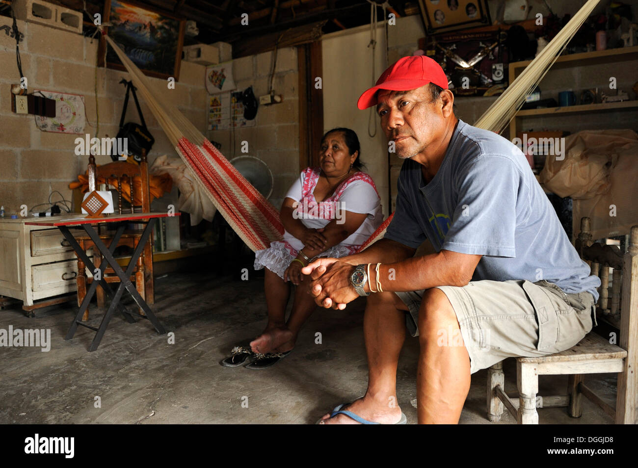 Paar in ihrem einfachen Haus sitzt, arbeitet der Mann als ein Müllmann, Cancun, Halbinsel Yucatan, Quintana Roo, Mexiko Stockfoto