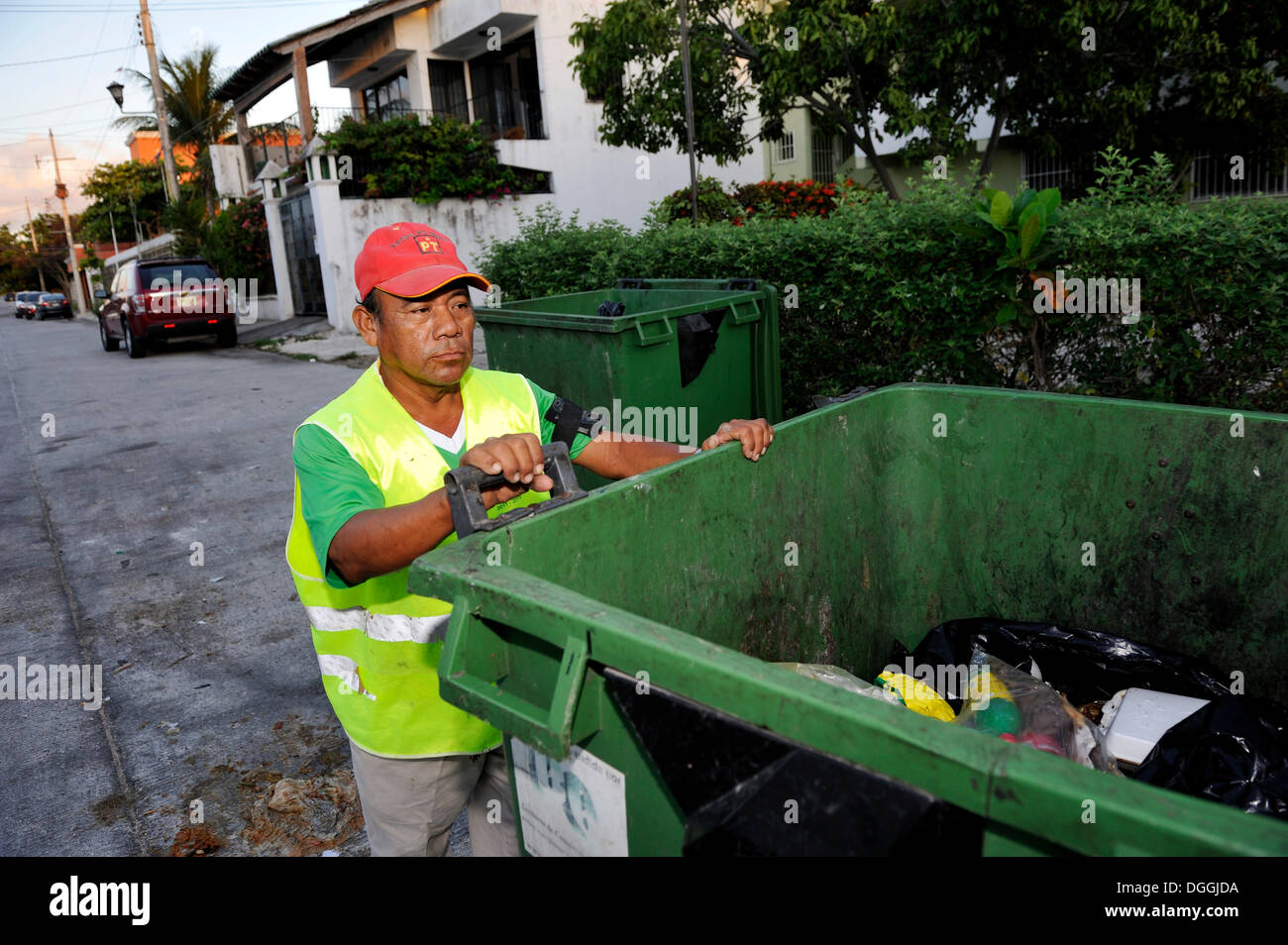 Müllmann am Arbeitsplatz, städtische Müllabfuhr, Cancun, Halbinsel Yucatan, Quintana Roo, Mexiko, Lateinamerika, Nordamerika Stockfoto