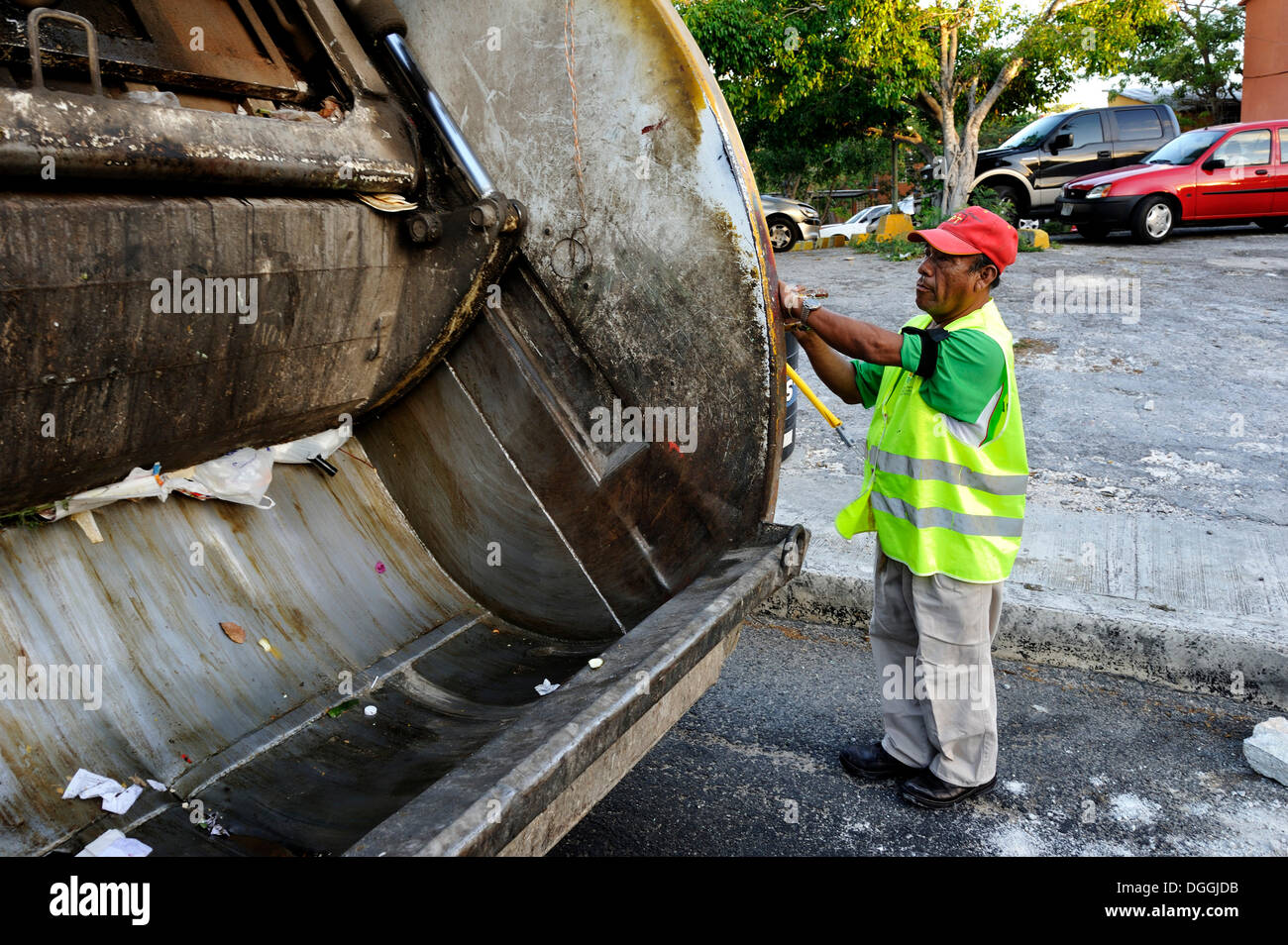 Müllmann am Arbeitsplatz, städtische Müllabfuhr, Cancun, Halbinsel Yucatan, Quintana Roo, Mexiko, Lateinamerika, Nordamerika Stockfoto