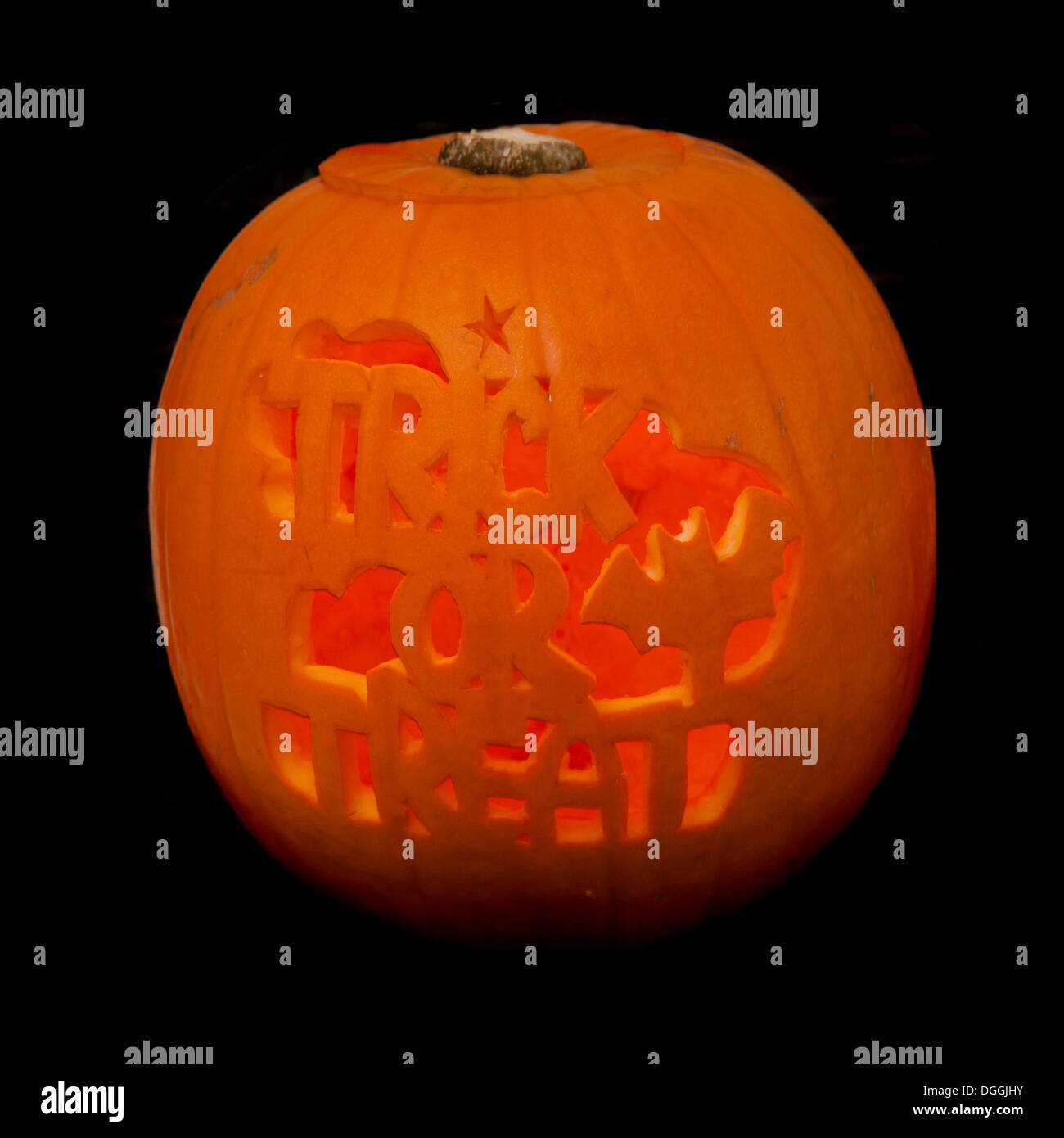 Halloween "trick or Treat" Kürbis Laterne isoliert auf einem schwarzen Studio-Hintergrund geschnitzte. Stockfoto