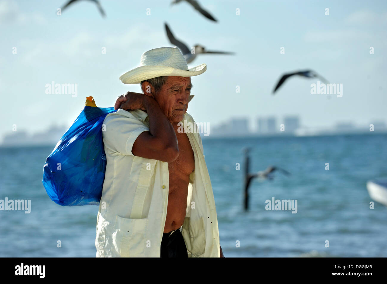 Alte Fischer gehen auf Puerto Juarez Strand, Cancun, Halbinsel Yucatan, Quintana Roo, Mexiko, Lateinamerika, Nordamerika Stockfoto Alte Fischer gehen auf Puerto Juarez Strand, Cancun, Halbinsel Yucatan, Quintana Roo, Mexiko, Lateinamerika, Nordamerika Stockfoto