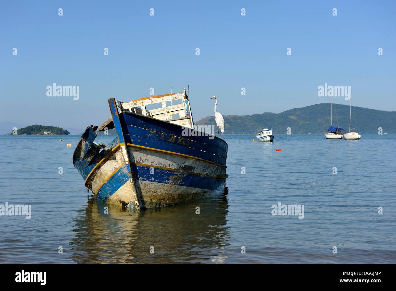 Alten verworfen Fischerboot, Bucht von Paraty oder Parati, Bundesstaat Rio De Janeiro, Brasilien, Südamerika Stockfoto