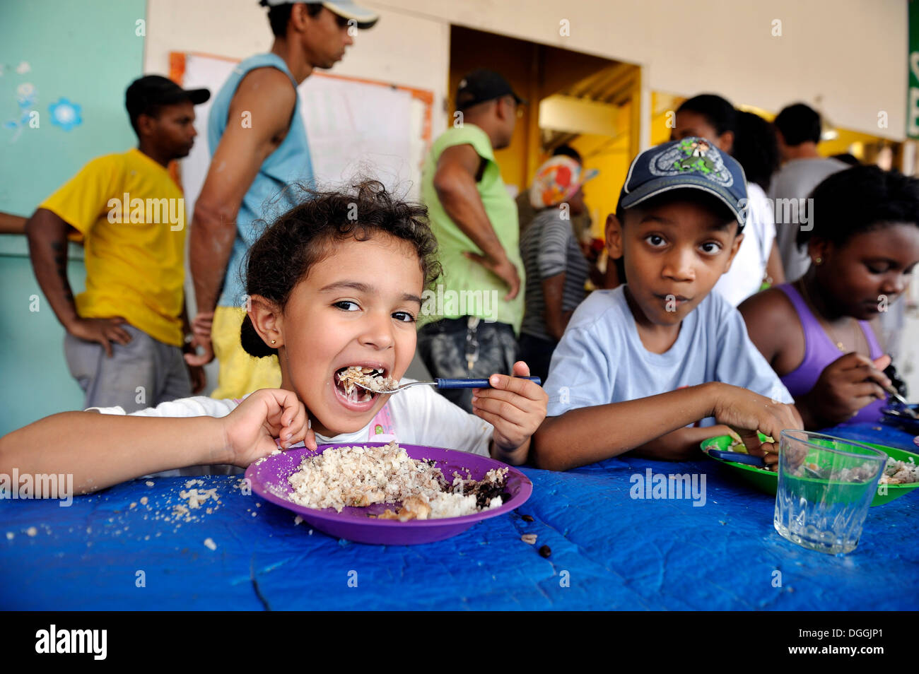 Kinder erhalten Essen in der Kantine, Jacerepagua Nachbarschaft, Rio De Janeiro, Brasilien, Südamerika Stockfoto