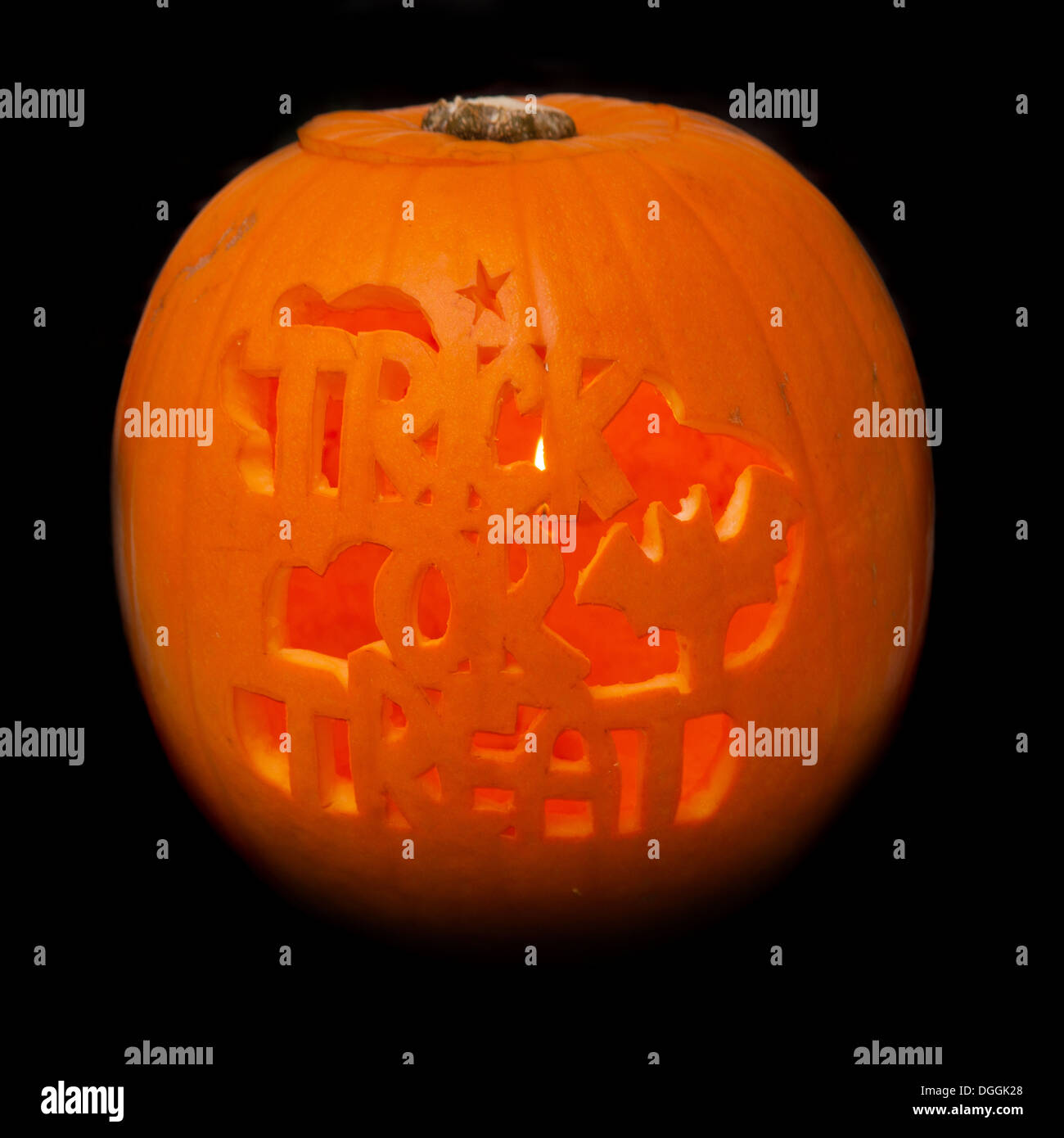 Halloween "trick or Treat" Kürbis Laterne isoliert auf einem schwarzen Studio-Hintergrund geschnitzte. Stockfoto