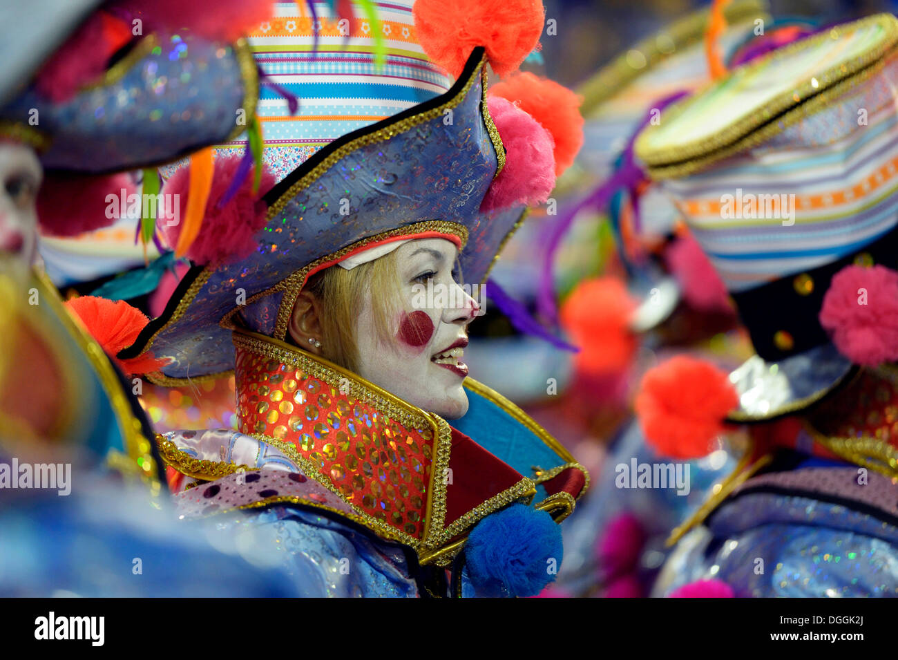 Frau verkleidet als Clown bei der Parade der Samba-Schule Academicos do Salgueiro, Sambodromo, Rio De Janeiro, Brasilien Stockfoto