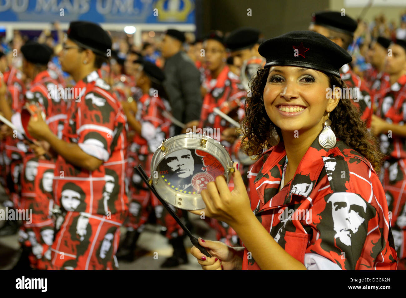 Junge Frau trägt eine Che Guevara Kostüm, ein Mitglied der Trommelgruppe Bateria, Parade von der Samba-Schule tun Academicos Stockfoto