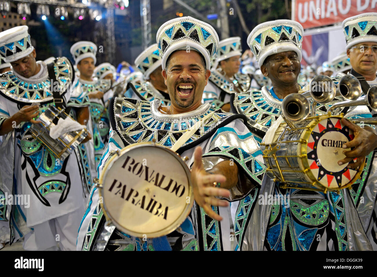 Mitglieder des Arbeitskreises Bateria Drum, Parade der Sambaschule Uniao da Ilha Andelsbuch, Sambodromo, Rio De Janeiro, Brasilien Stockfoto