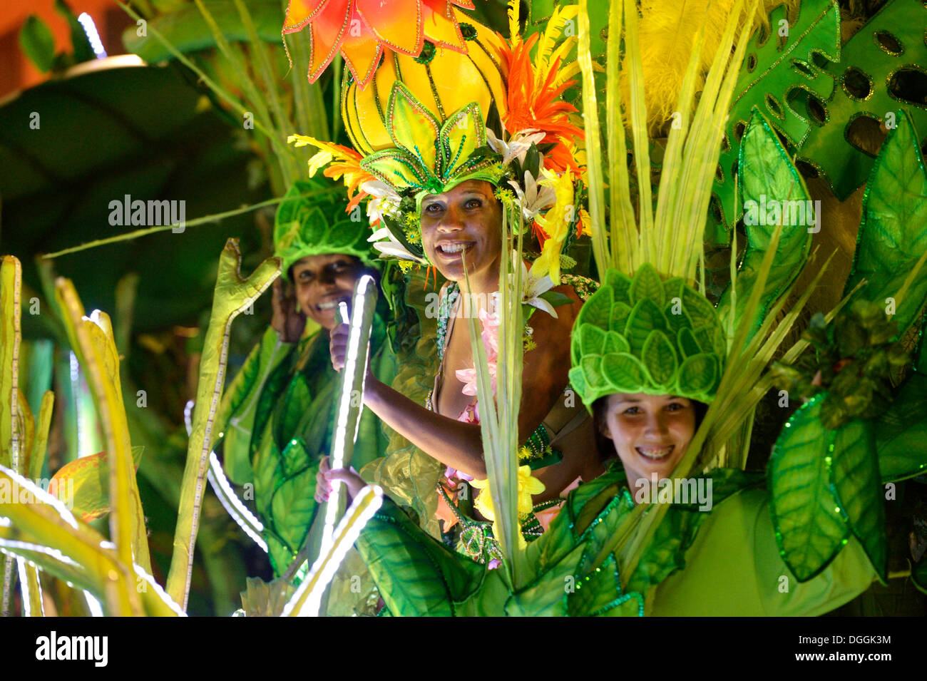 Tänzer in bunten Kostümen auf Schwimmern, Parade von der Academicos tun Grande Rio Samba-Schule während des Karnevals in Rio de Janeiro Stockfoto