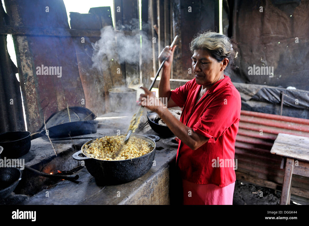 Frau, 58, Vorbereitung Tortillas in einem einfachen Holz-Herd in der Küche, La Sabaneta, Departamento Masaya, Nicaragua Stockfoto