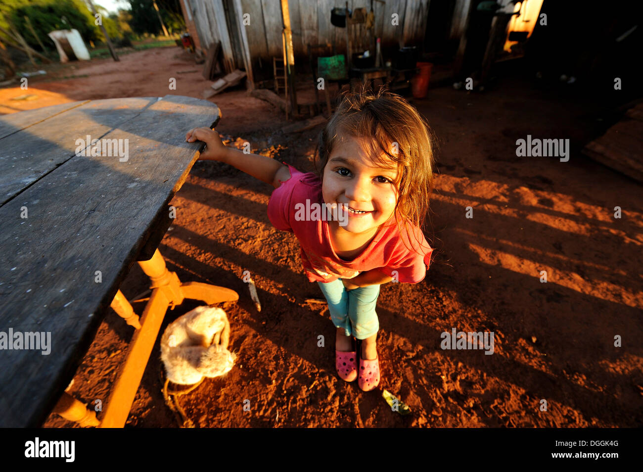 Mädchen, 3, auf einem Bauernhof, Pastoreo, Caaguazu Abteilung, Paraguay Stockfoto