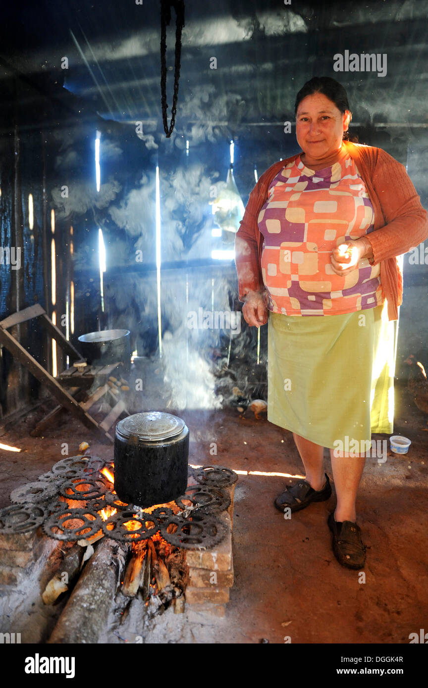 Bauer, 47, Kochen über offenem Feuer, Pastoreo, Caaguazu Abteilung, Paraguay Stockfoto