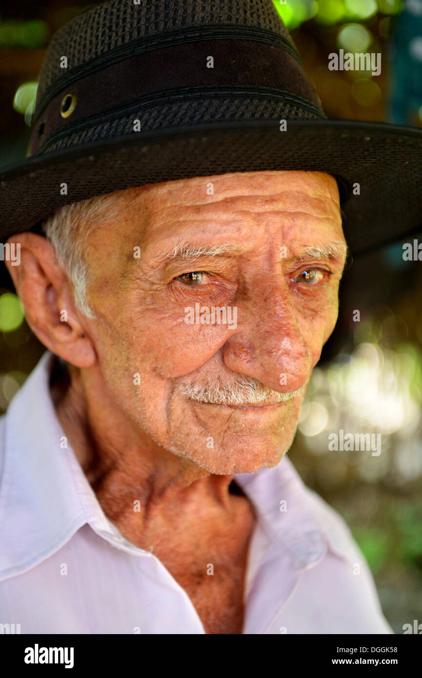 Ältere Mann mit Hut, Porträt, Poxoréo, Mato Grosso, Brasilien Stockfoto