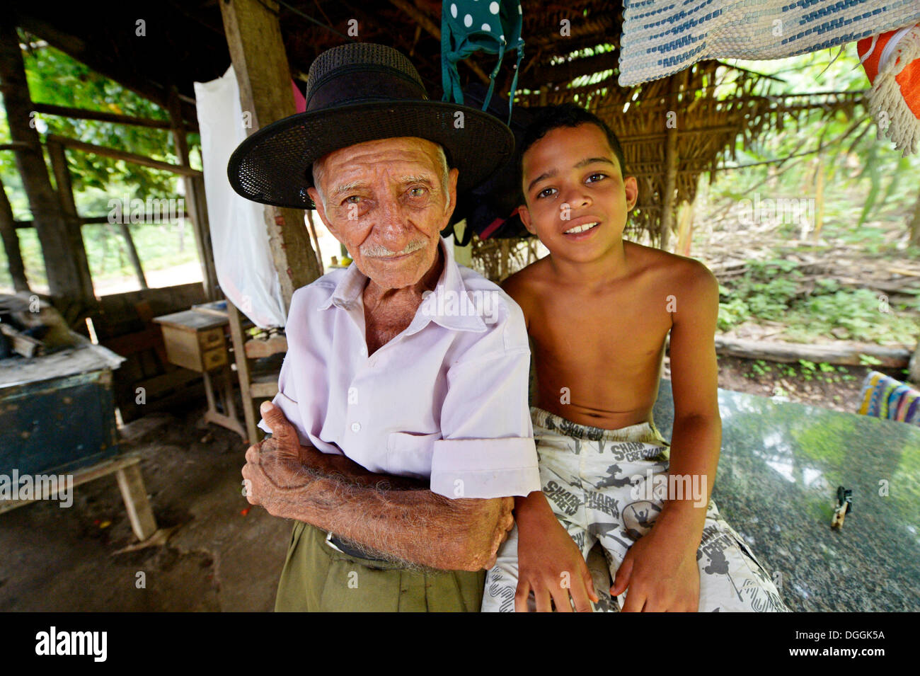 Großvater und Enkel, Poxoréo, Mato Grosso, Brasilien Stockfoto