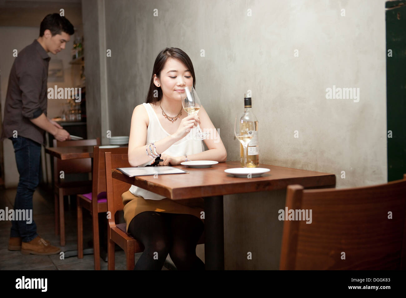 Junge Frau mit Glas Wein im restaurant Stockfoto