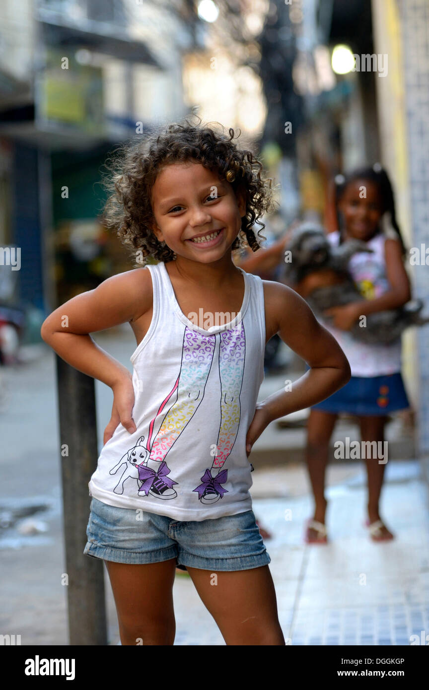Mädchen in einem Slum oder Favela, Jacarezinho Favela, Rio De Janeiro, Bundesstaat Rio De Janeiro, Brasilien Stockfoto