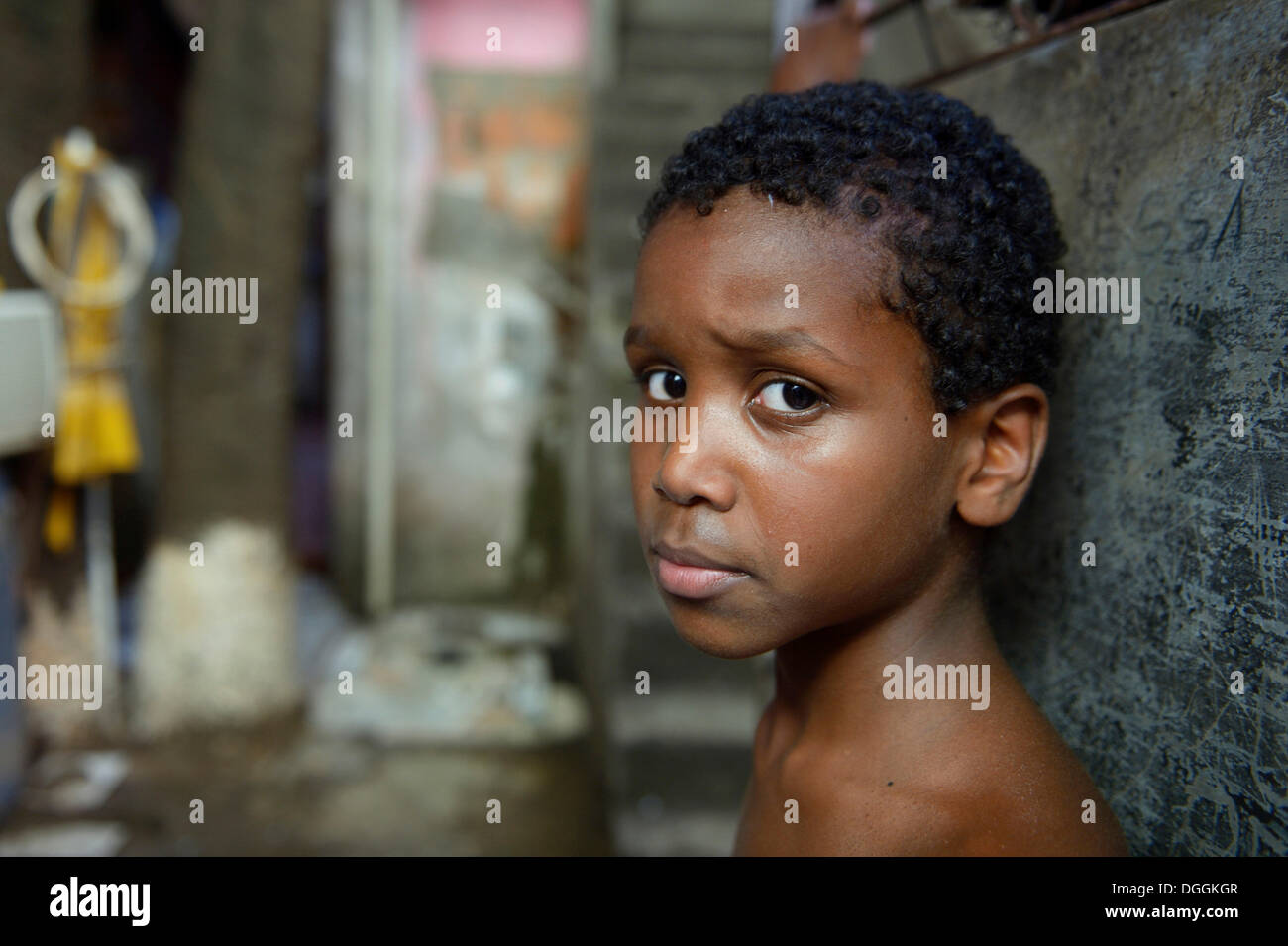 Junge mit einem verdächtigen Ausdruck in einem Slum oder Favela, Jacarezinho Favela, Rio De Janeiro, Bundesstaat Rio De Janeiro, Brasilien Stockfoto