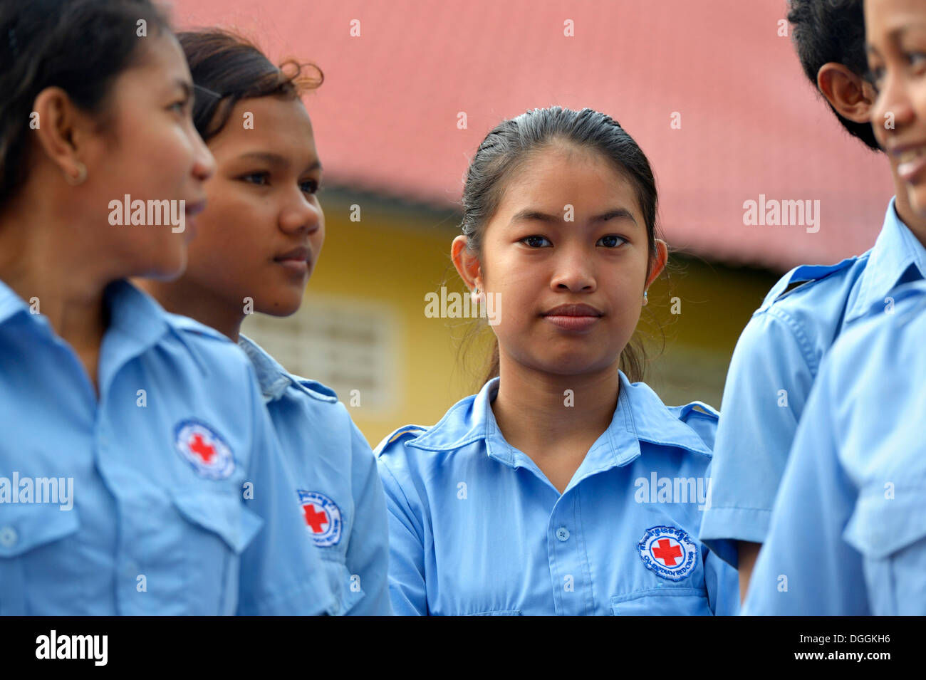 Junge Frauen tragen Uniformen des Roten Kreuzes während einer Schulung für junge Menschen zu erste-Hilfe-Arbeiter durch das rote Stockfoto