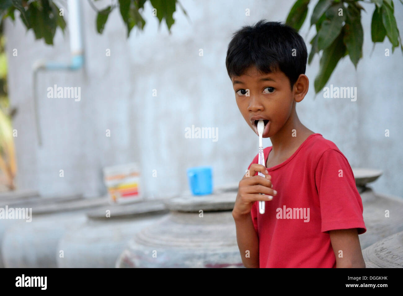 Kleiner Junge vor einem Haus, seine Zähne zu putzen, Lompong Gemeinde, versaut District, originellen Provinz, Kambodscha Stockfoto
