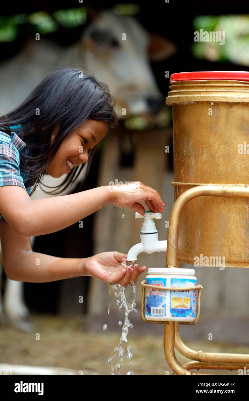 Hygiene-Erziehung durch die Nächstenliebe, Mädchen waschen sie Hände, Trapang Dorf, versaut, originellen Provinz, Kambodscha Stockfoto