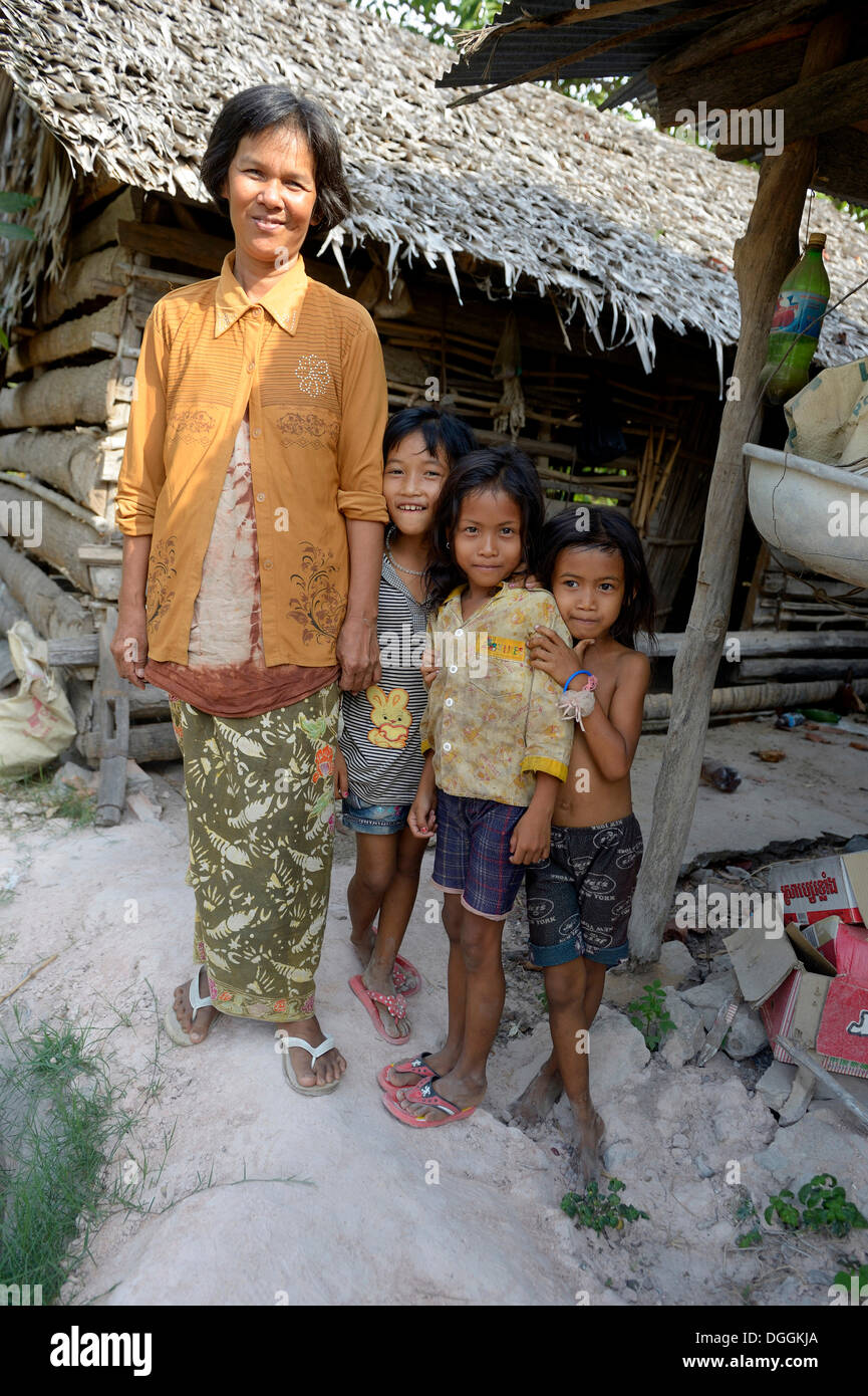Frau mit drei Mädchen vor einer Hütte aus Holz und Stroh, Trapang Dorf, versaut, originellen Provinz gemacht Stockfoto