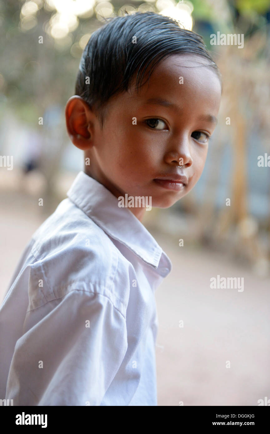 Schuljunge mit seinem gekämmten Haar zurück, tragen ein weißes Hemd, Porträt, Lompong Dorf, versaut District, originellen Provinz, Kambodscha Stockfoto