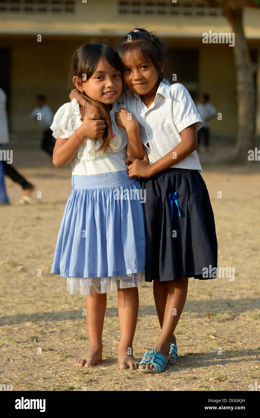 Zwei Mädchen auf dem Spielplatz, Lompong Dorf, versaut District, originellen Provinz, Kambodscha Stockfoto