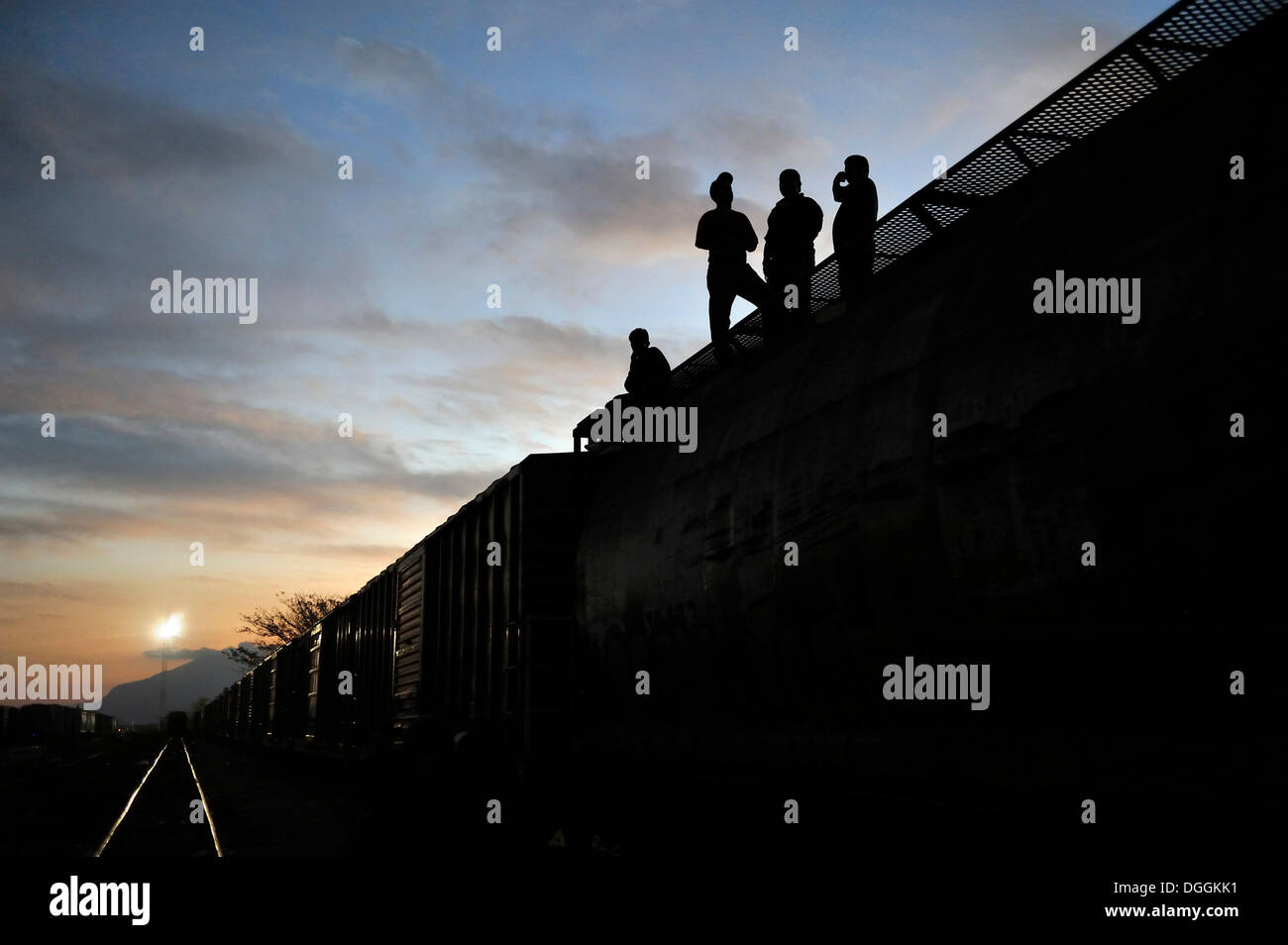 Illegale Einwanderer aus Lateinamerika auf dem Weg in die USA, die US-Grenze als blinde Passagiere auf Güterzüge erreichen möchten Stockfoto