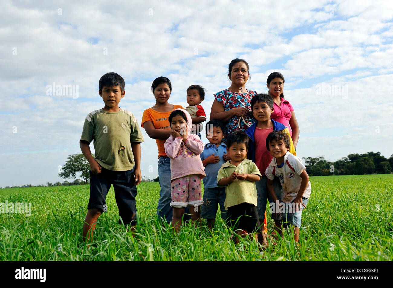 Frauen und Kinder von einer indigenen Gemeinschaft der Guarani-Indianer in einem Feld, das Land gehörte bis vor kurzem das Dorf Stockfoto