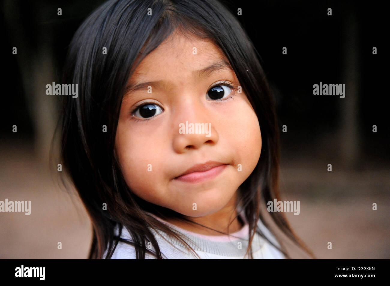 Mädchen, 7, Porträt, in der Gemeinschaft der Mbya Guarani Indianer, Campito, Caaguazu Abteilung, Paraguay Stockfoto