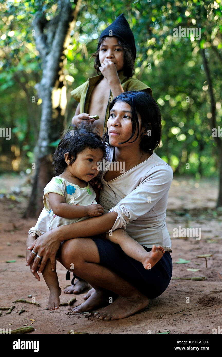 Junge Mutter mit zwei Mädchen in die Gemeinschaft der Mbya Guarani Indianer, Campito, Caaguazu Abteilung, Paraguay Stockfoto