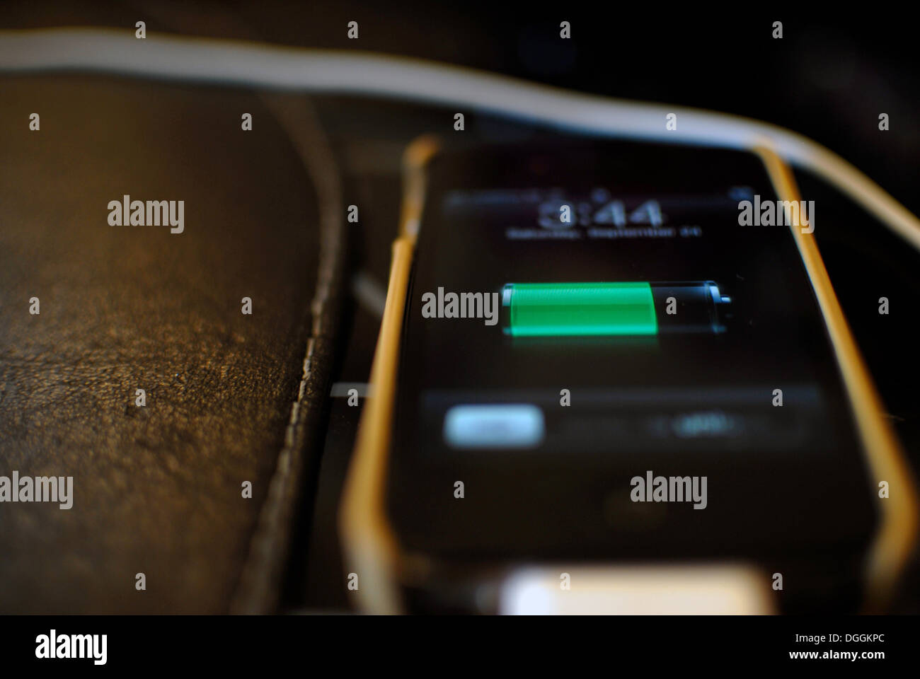 iPhone Mobiltelefon aufladen über USB Stockfoto
