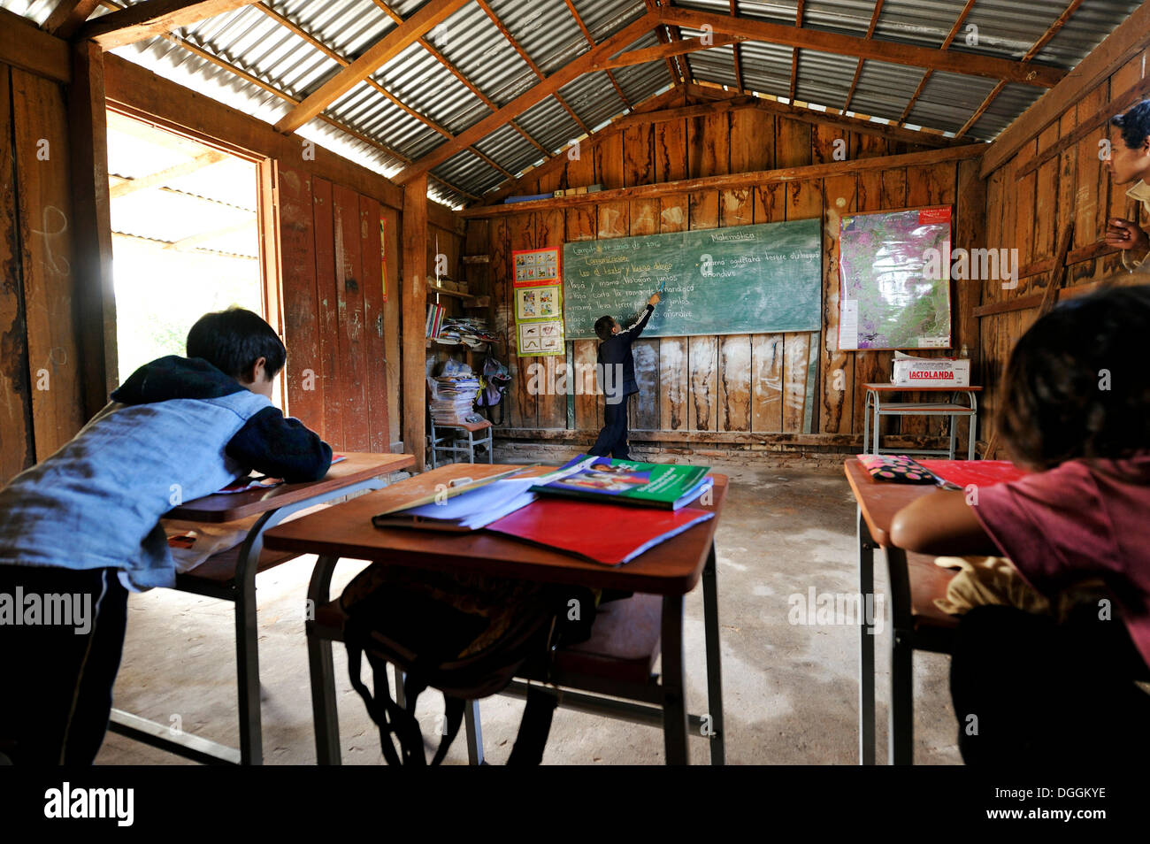 Klassenzimmer einer ländlichen Grundschule in der Gemeinschaft der Mbya Guarani Indianer, Campito, Caaguazu Abteilung, Paraguay Stockfoto