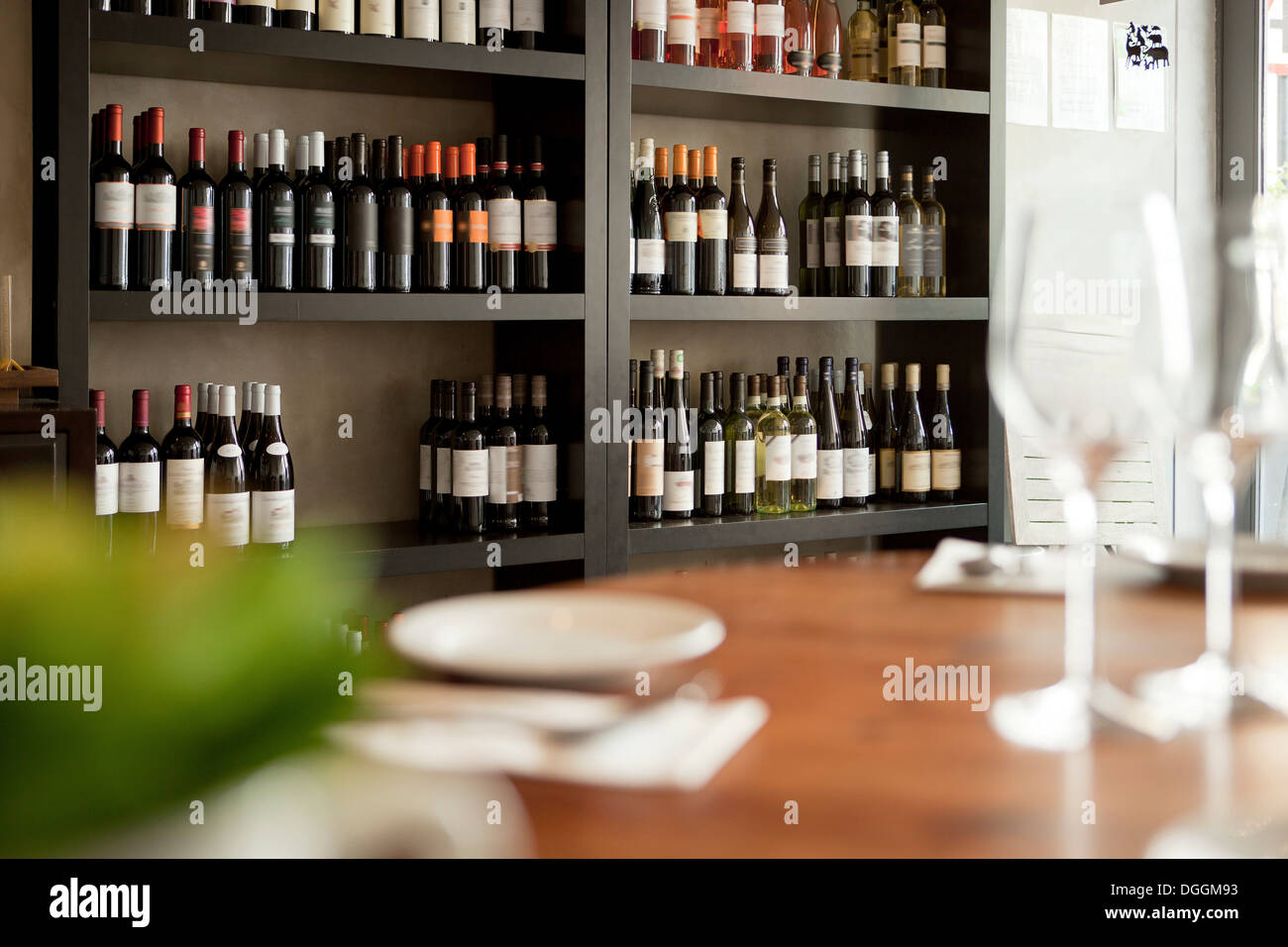 Weinflaschen in den Regalen im restaurant Stockfoto