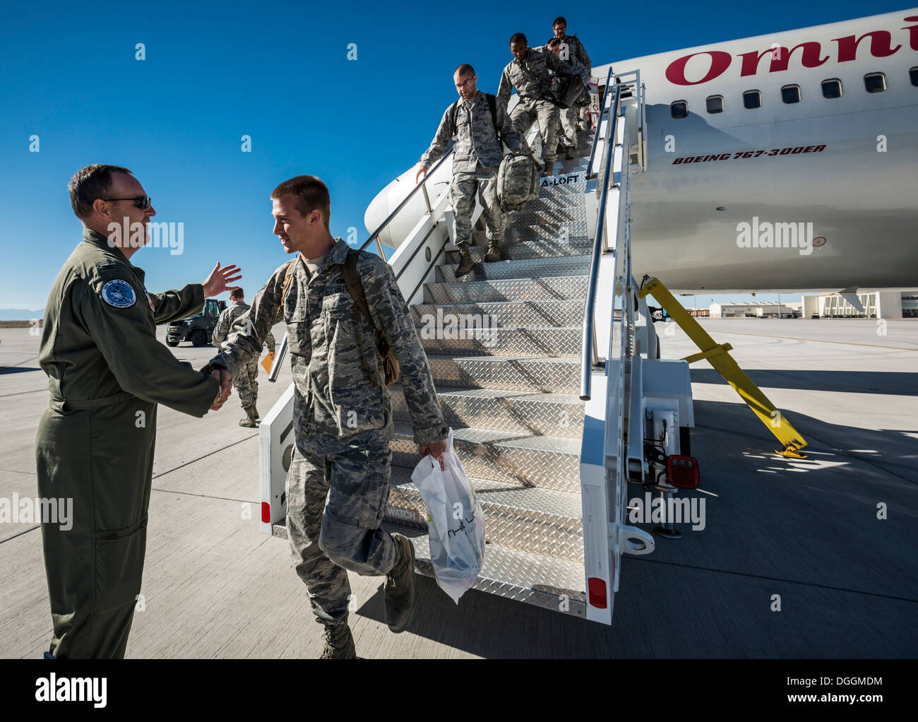 US Air Force Colonel Chris Short (links), 366. Fighter Wing Commander, schüttelt die Hand mit der erste Flieger an Bord eines Flugzeugs in Mountain Home Air Force Base, Idaho, 5. Oktober 2013. Der Flieger im Flugzeug wurden aus einer Bereitstellung Südwesten A zurück. Stockfoto